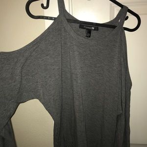 (🏄🏻‍♀️) F21 cut out shoulder top